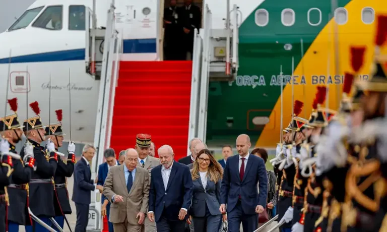Lula chega a Paris para reunião com Macron