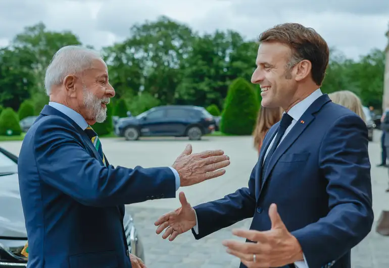 Macron e Lula conversam por telefone