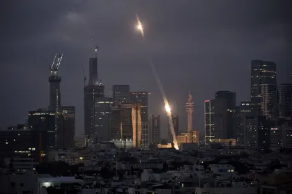 Israel realiza atos discretos pelos dois anos dos ataques de 7 de outubro; 48 reféns seguem em Gaza enquanto negociações de paz continuam e o país enfrenta isolamento internacional