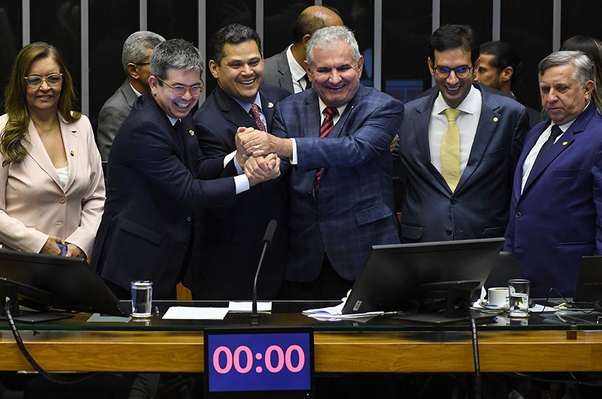 Congresso aprova Orçamento de 2025 para destinação de R$ 5,8 trilhões Compartilhe este conteúdo no Whatsapp Fonte: Agência Senado