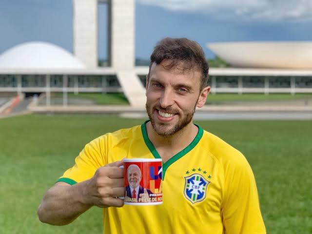 MPF pede reduzir a pena e a multa de Léo Lins no TRF-3, mantendo a condenação por racismo e discriminação. Parecer contesta a dosimetria.