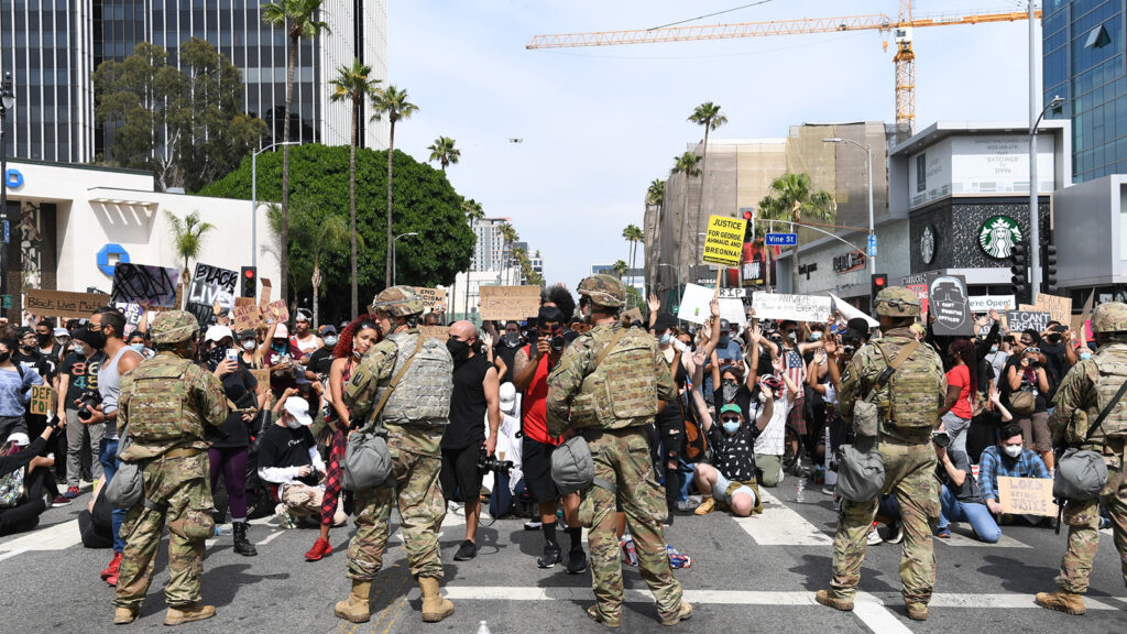 Forças armadas americanas ajudam na segurança durante protesto em Los Angeles, 2 de junho de 2025. Foto: Katie Grandori/California Army National Guard