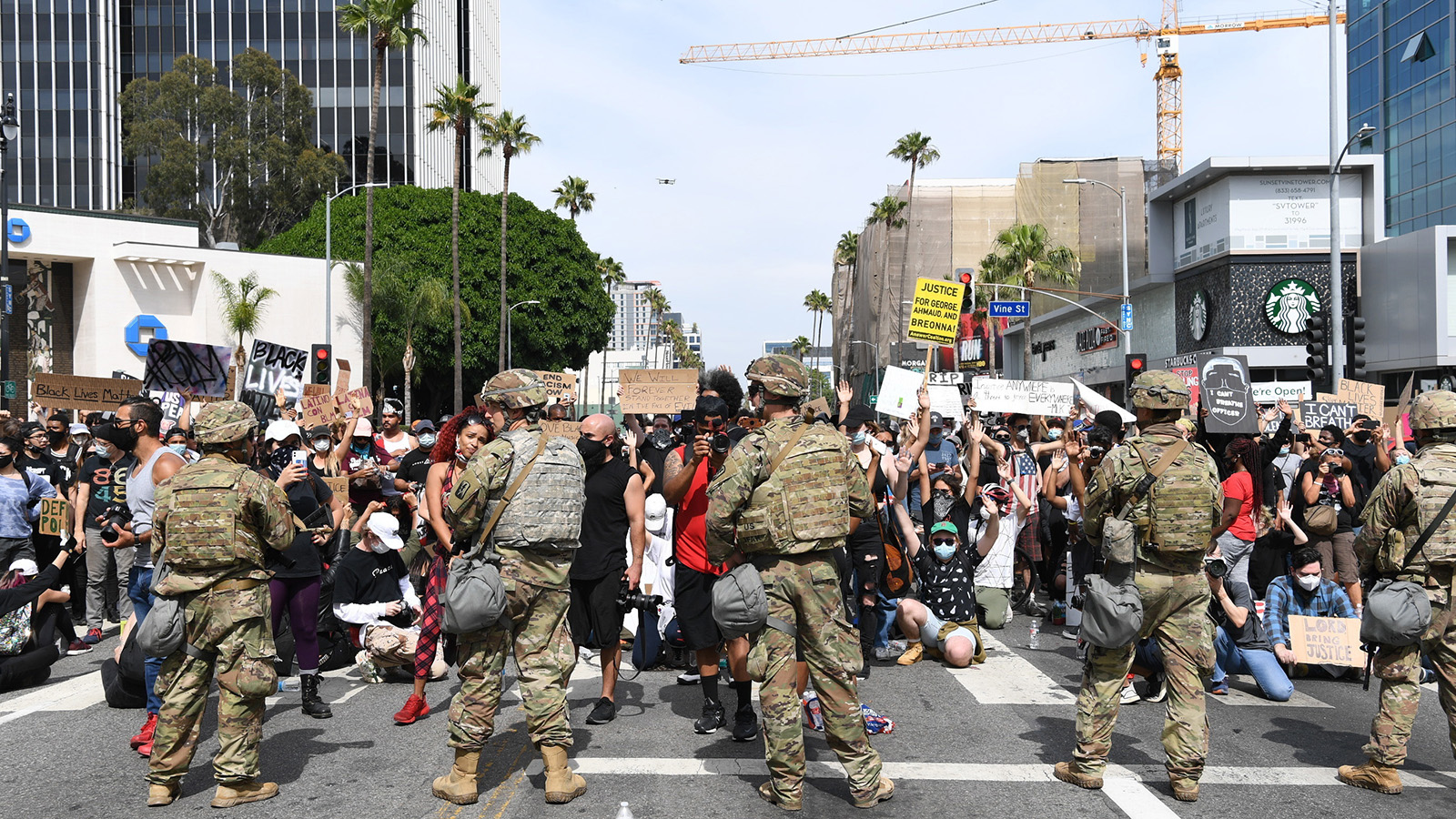 Forças armadas americanas ajudam na segurança durante protesto em Los Angeles, 2 de junho de 2025. Foto: Katie Grandori/California Army National Guard