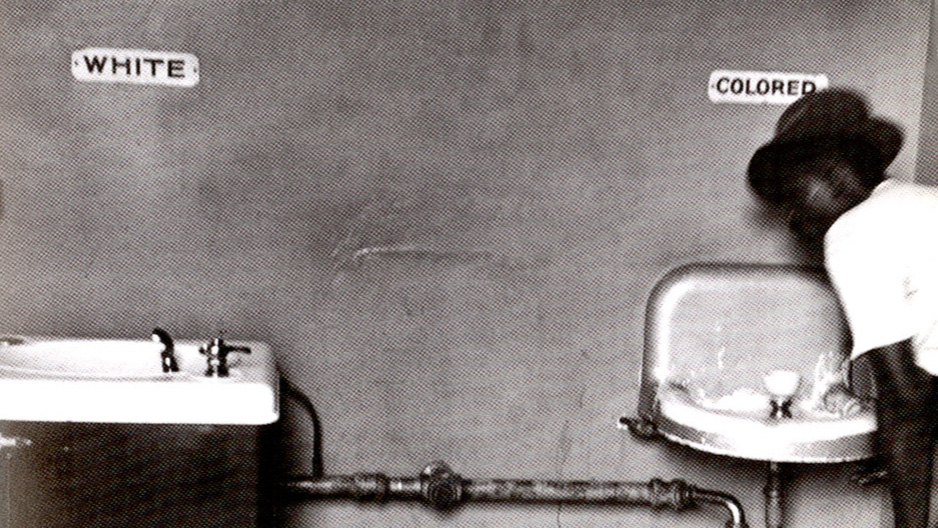 Segregação racial de bebedouro durante a vigência das Leis Jim Crow nos Estados Unidos.