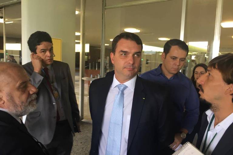 Flávio Bolsonaro classifica decisão de Moraes como "paranóica"
