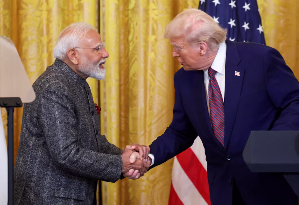 Modi, primeiro-ministro da índia, e Trump se cumprimentam