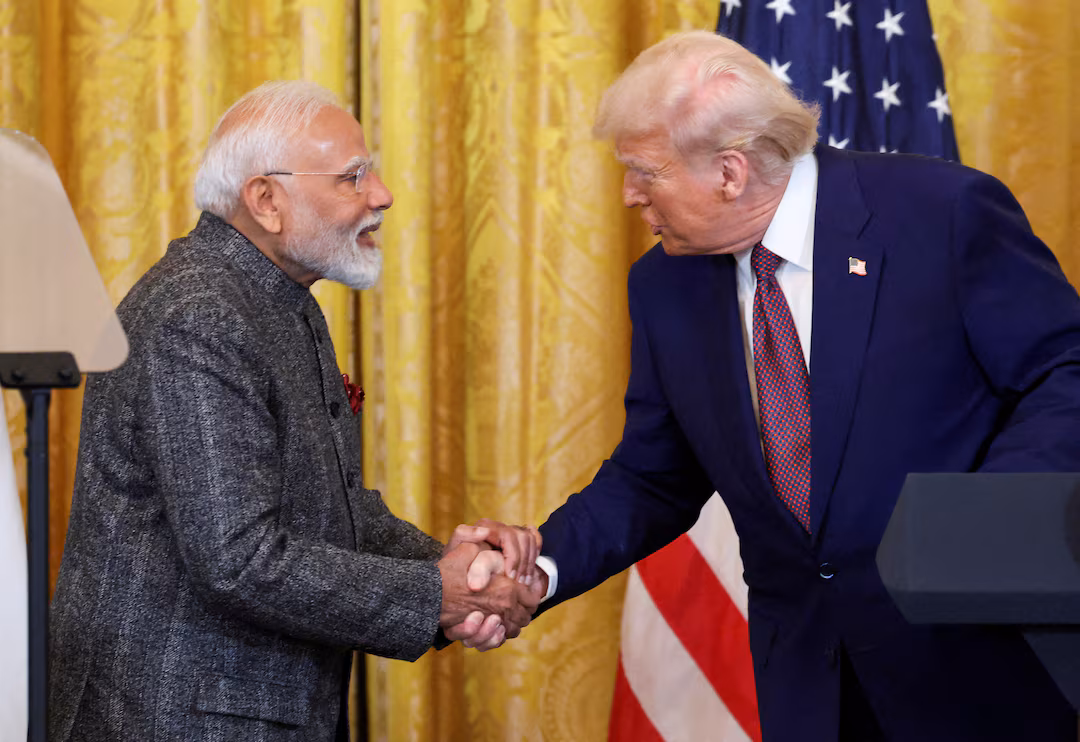 Modi, primeiro-ministro da índia, e Trump se cumprimentam