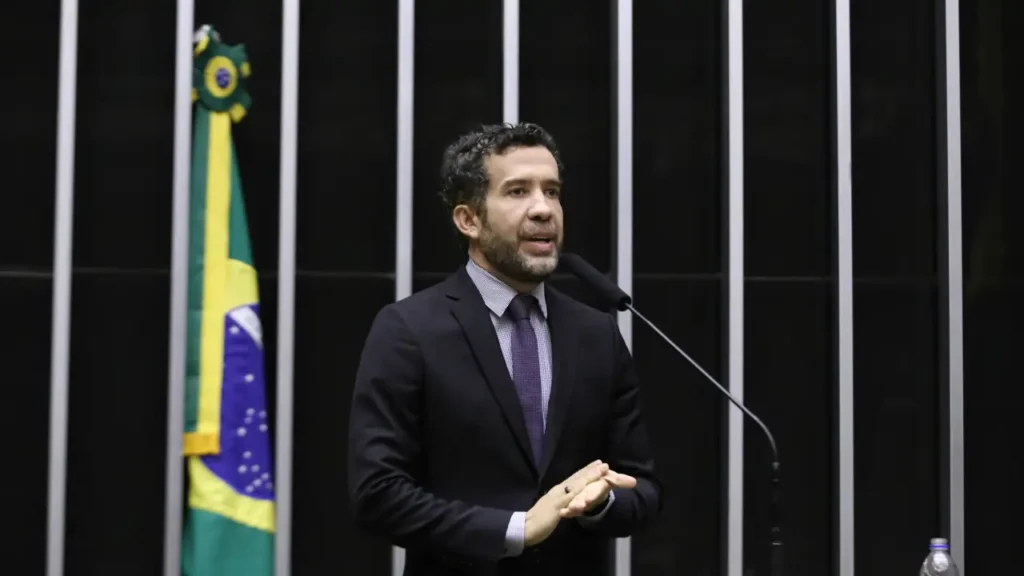 Deputado André Janones enfrenta Conselho de Ética por ofensas a Nikolas Ferreira
