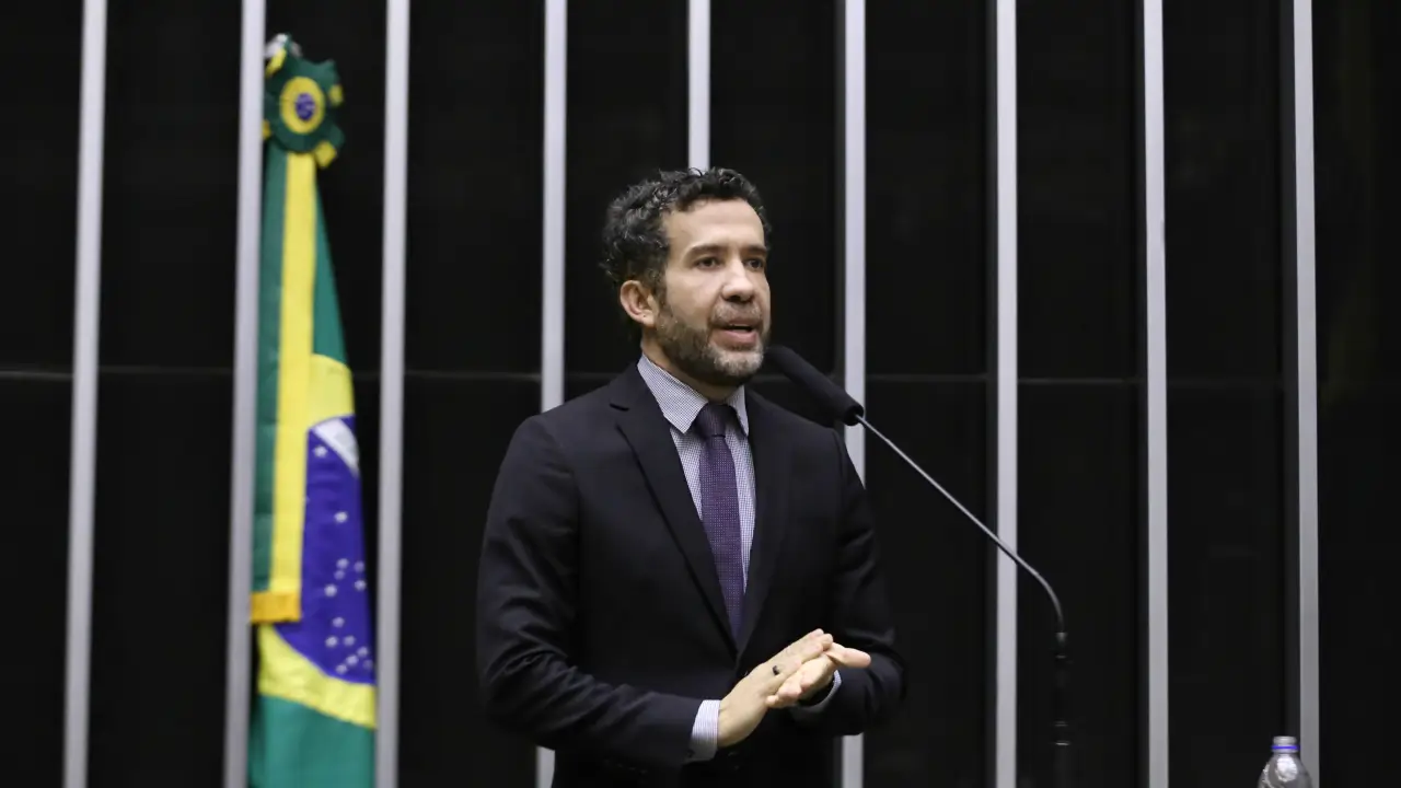 Deputado André Janones enfrenta Conselho de Ética por ofensas a Nikolas Ferreira