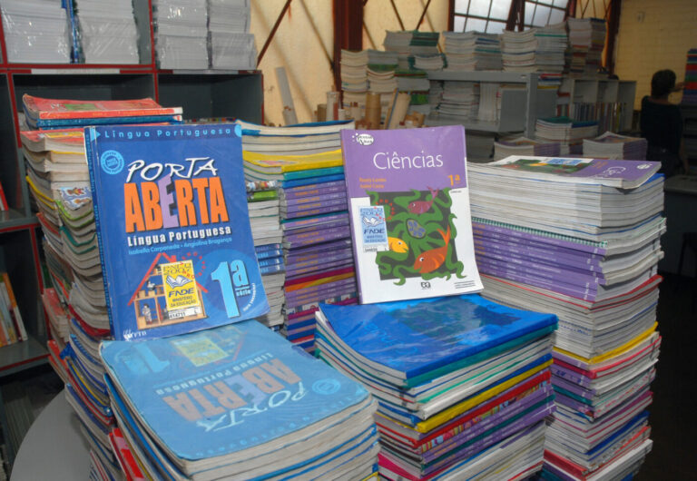 MEC corta livros de história e ciências: Alunos sem material em 2026