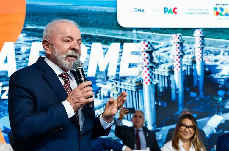 Lula discursa durante inauguração de usina