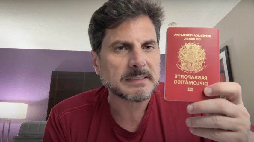 Marcos do Val mostra passaporte