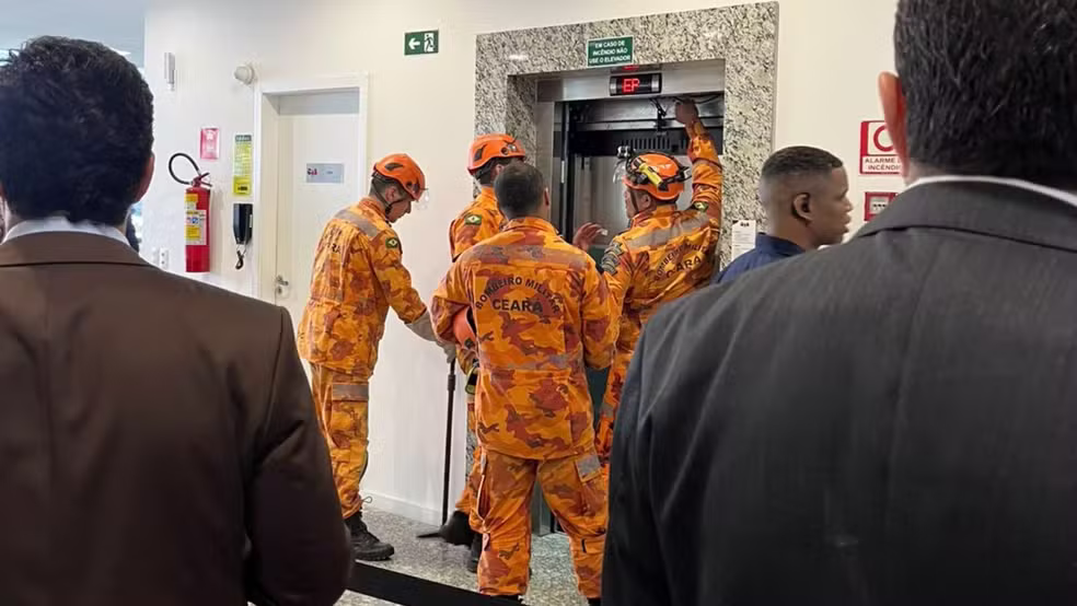 Ministro barroso preso no elevador