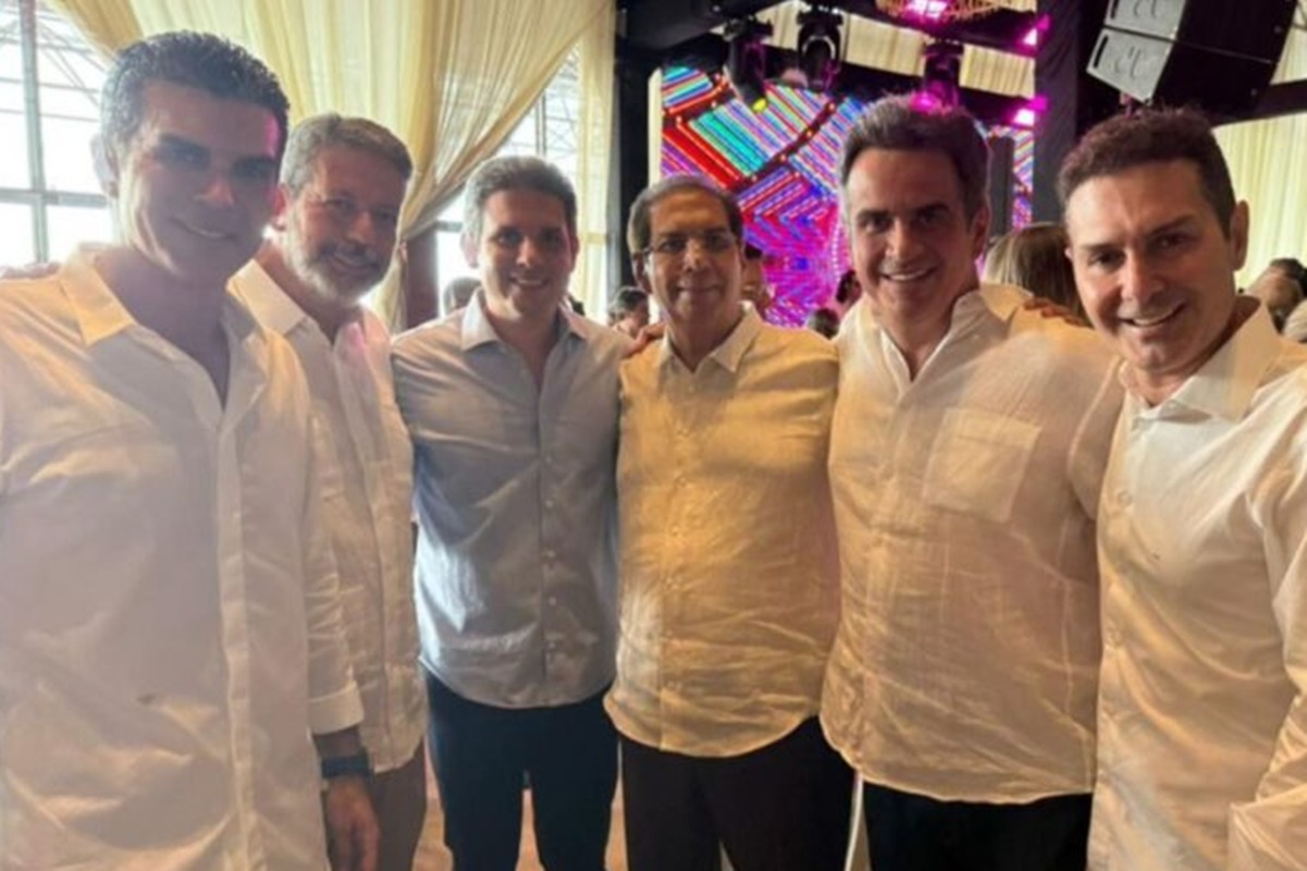 Hugo Motta e outros parlamentares em festa de Helder Barbalho