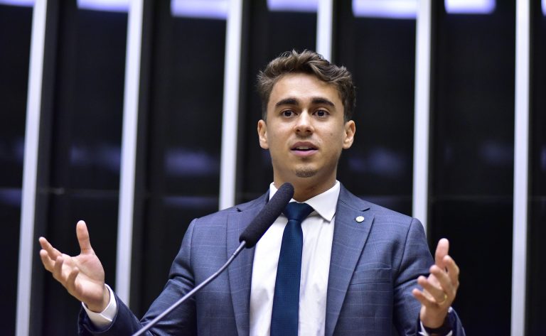 Governo avalia ato de Nikolas Ferreira como largada informal da campanha de Flávio Bolsonaro e ajusta estratégia de reação.