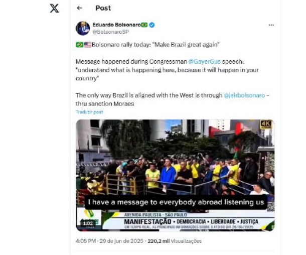 Tradução livre: “Manifestação de Bolsonaro hoje: “Fazer o Brasil grande denovo” A mensagem aconteceu durante o discurso do deputado @GayerGus: “Entenda o que está acontecendo aqui, porque vai acontecer no seu país” A única maneira de o Brasil estar alinhado com o Ocidente é através de @jairbolsonaro através da sanção contra Moraes”
