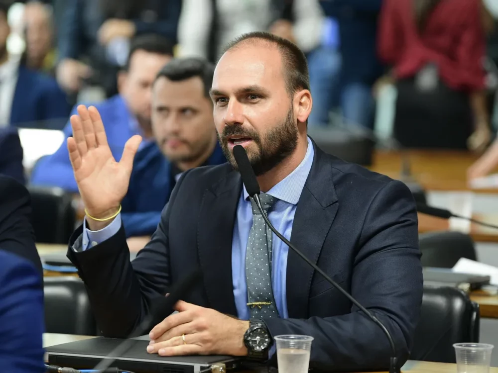 Eduardo Bolsonaro volta a ameaçar Motta e Alcolumbre com sanções dos EUA