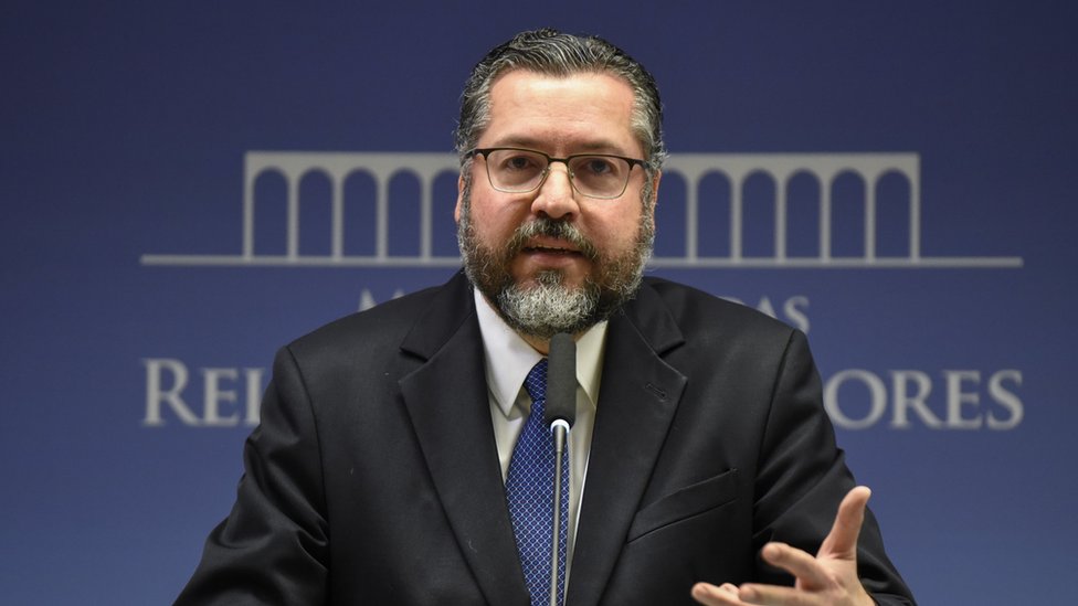 Ernesto Araújo critica Tarcísio de Freitas como candidato para 2026