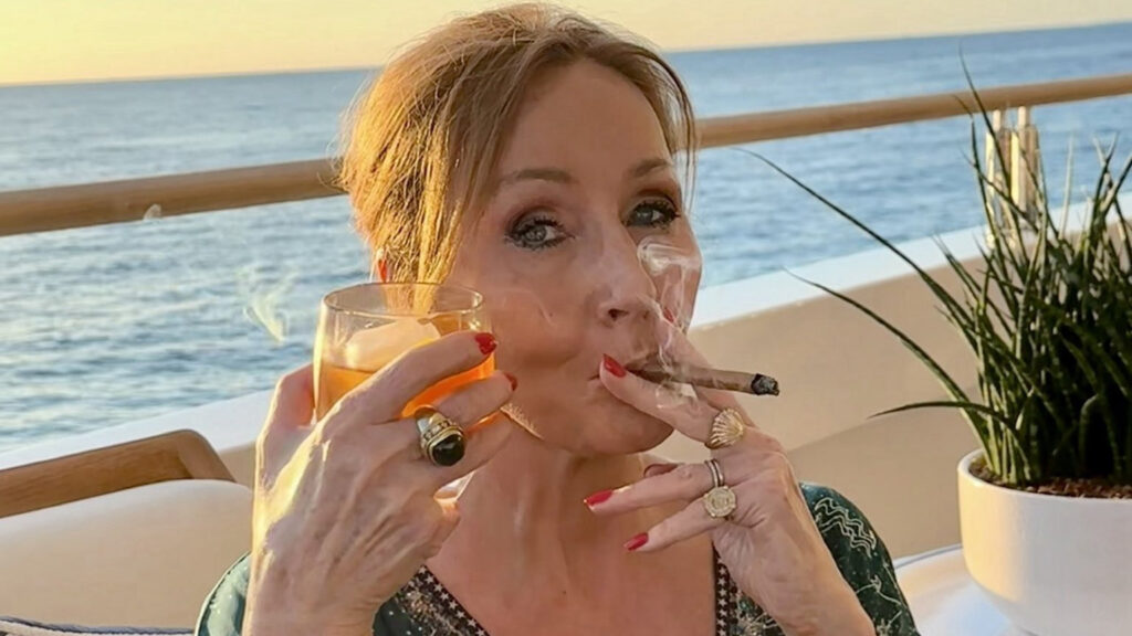 J. K. Rowling, autora da série Harry Potter, celebra a decisão da Suprema Corte britânica que estabeleceu que mulheres são só pessoas do sexo feminino. Reprodução/X