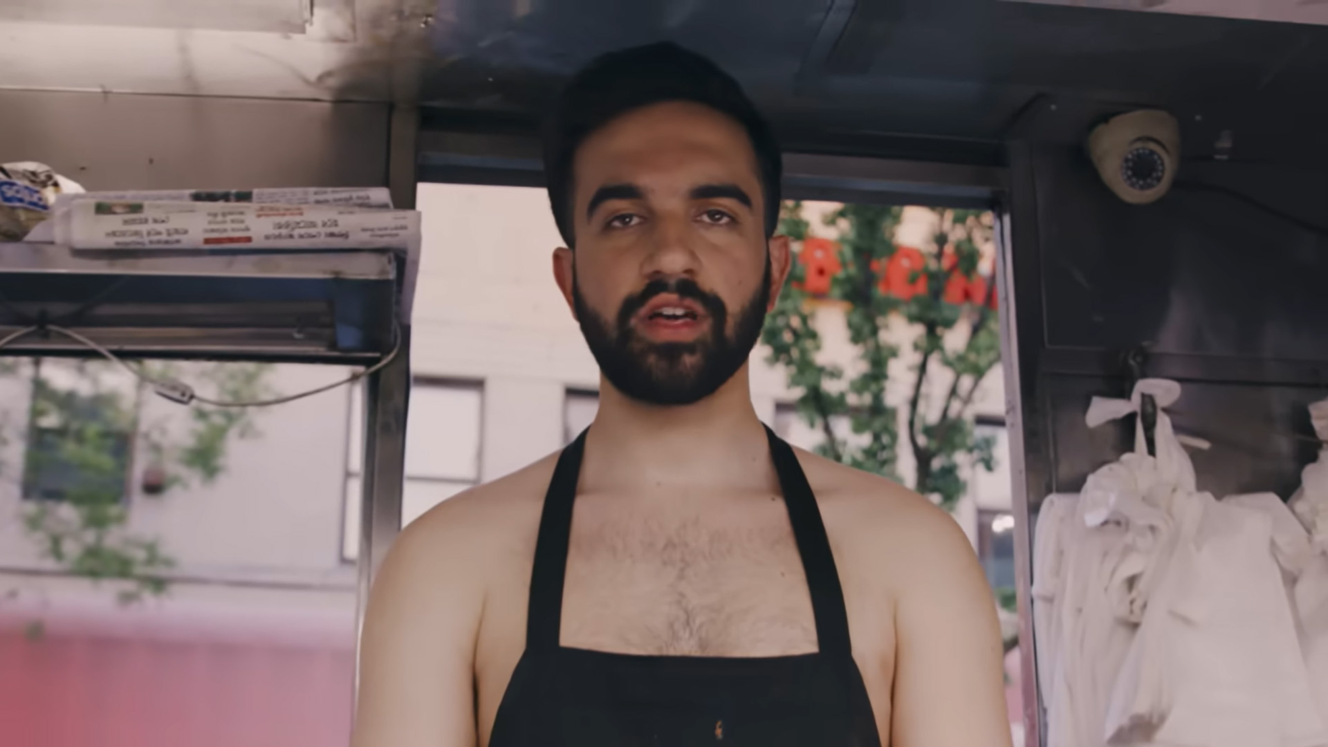 Zohran Mamdani em seu clipe "Nani", há seis anos. Foto: Reprodução/YouTube