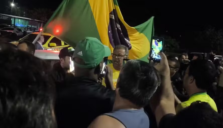 Apoiadores de Bolsonaro fazem manifestação e carreata em frente a condomínio onde ex-presidente cumprirá prisão domiciliar