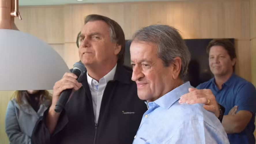 Propaganda do PL para 2026 evita imagens de Bolsonaro, foca em inflação e INSS e usa críticas diretas ao governo Lula