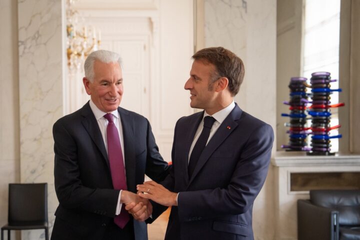 Charlees Kushner, embaixador dos EUA na França, e Emmanuel Macron, presidente francês