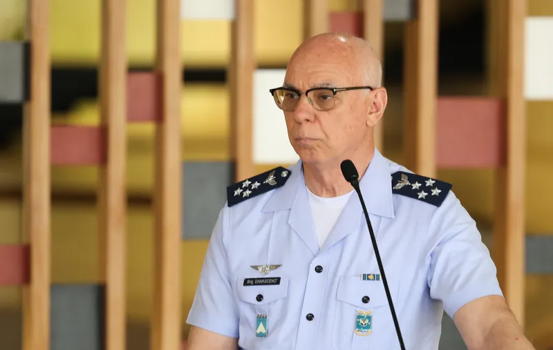 Comandate da FAB viaja em voo comercial por falta de aviões militares, que ficaram exclusivos para autoridades
