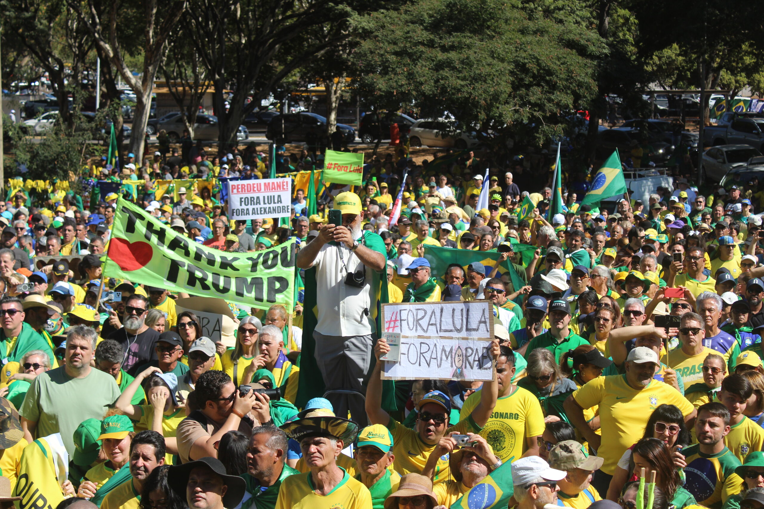Ato em Brasília reúne apoiadores de Bolsonaro para pedir anistia aos condenados de 8 de janeiro.