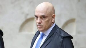 Moraes manda notificar Eduardo Bolsonaro por edital, desmembra caso e dá 15 dias para defesa em denúncia por coação.