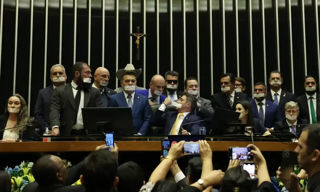 Câmara vai punir 14 deputados por motim contra Hugo Motta. Marcos Pollon será suspenso por 120 dias; Van Hattem e Zé Trovão, por 30