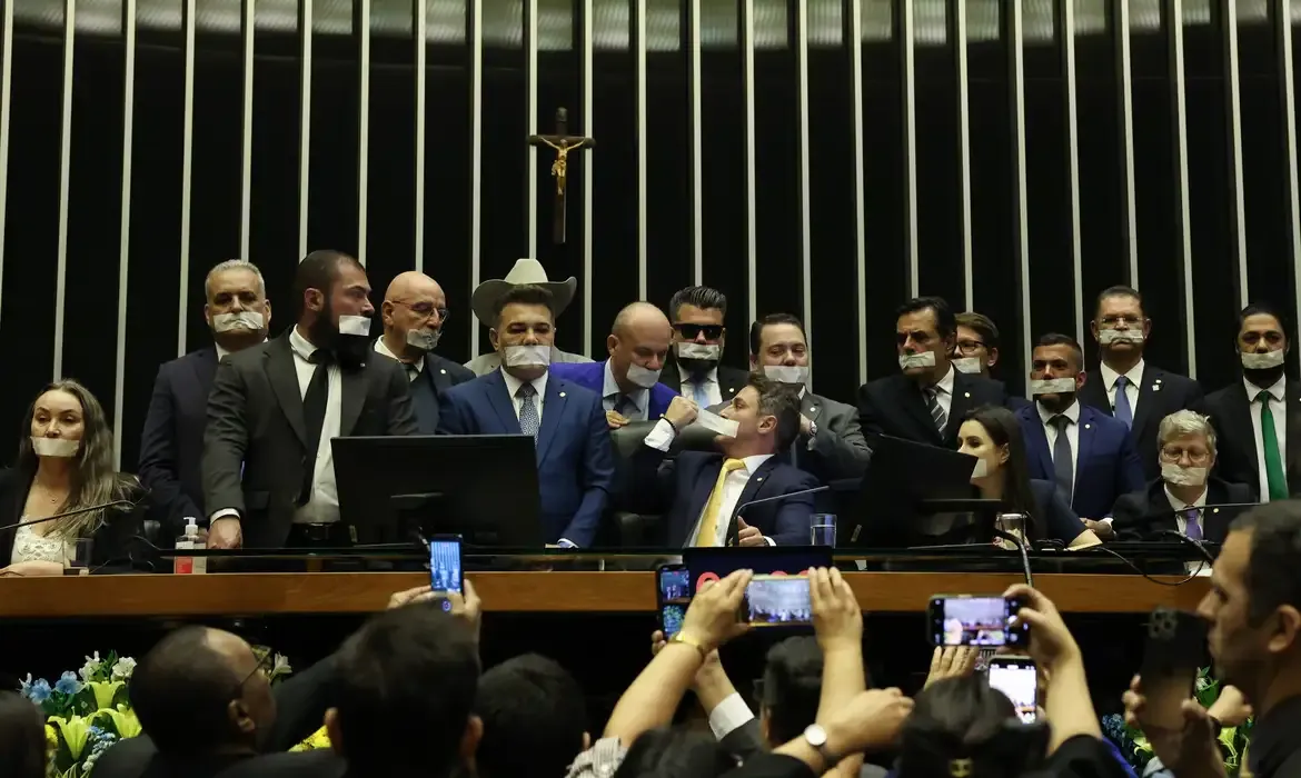 Câmara vai punir 14 deputados por motim contra Hugo Motta. Marcos Pollon será suspenso por 120 dias; Van Hattem e Zé Trovão, por 30