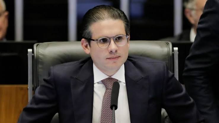 Hugo Motta cancela reuniões de comissões e adia votação do PL Antiterrorismo. Medida atende ao governo e impede avanço de projeto apoiado pela oposição