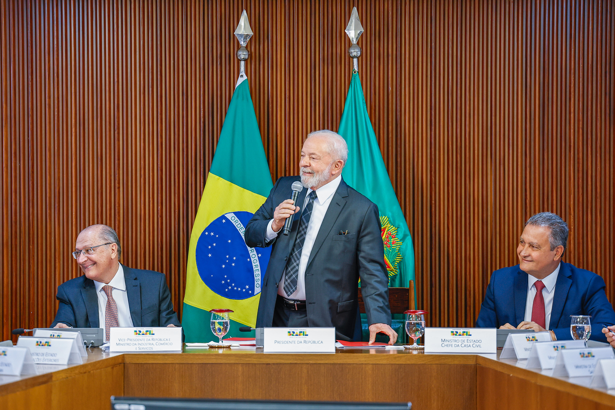 Lula critica revogação de visto de Lewandowski durante reunião ministerial