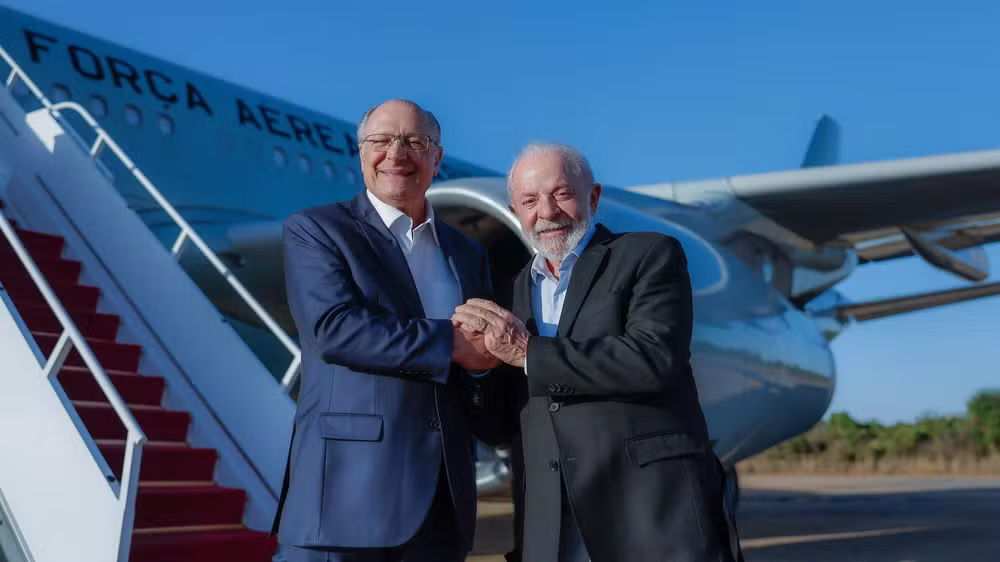 Lula e Alckmin embarcam para Bogotá