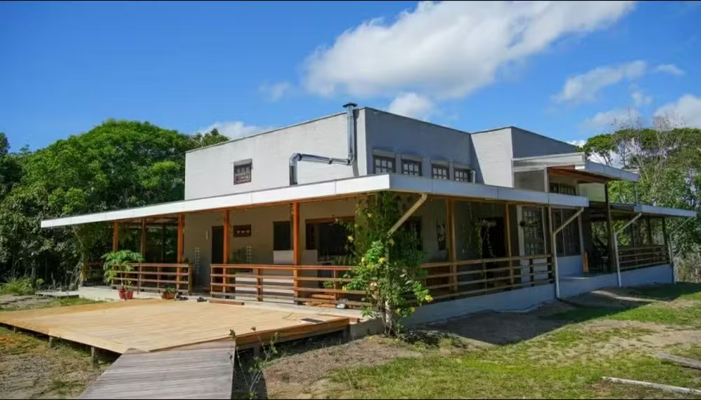 Ong constrói mansão em terreno de escola