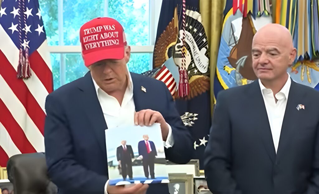 Trump mostra foto de Putin ao lado de Infantino, presidente da FIFA