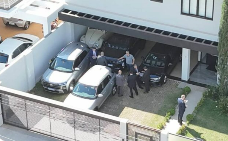 Tarcísio visita Bolsonaro em casa