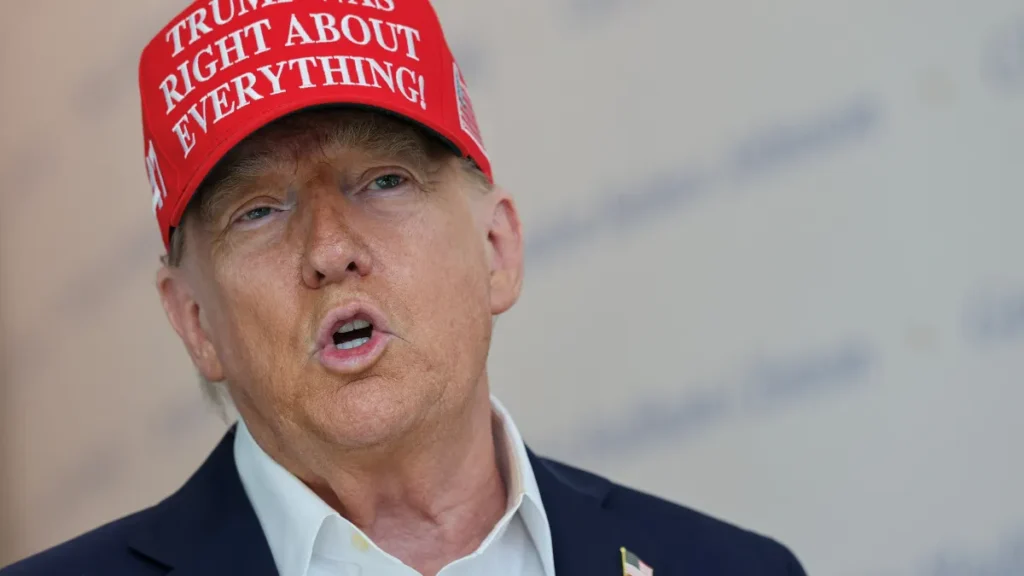 Governo Trump entra em shutdown; disputa com democratas sobre Obamacare trava orçamento.