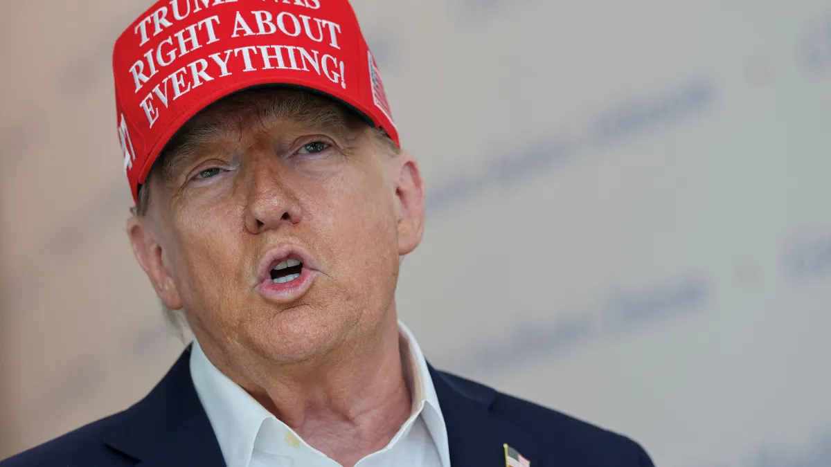 Governo Trump entra em shutdown; disputa com democratas sobre Obamacare trava orçamento.