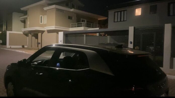 Viaturas descaracterizadas e agentes sem uniforme fazem vigilância 24h na residência de Bolsonaro