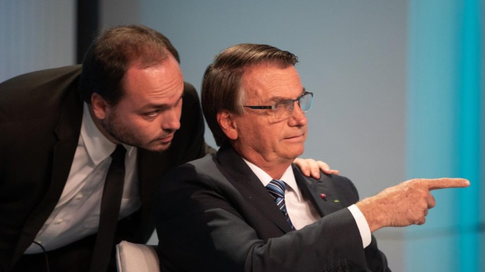 Carlos Bolsonaro registra boletim contra MTST após protesto em frente à sua residência no Rio. Vereador fala em risco à segurança.