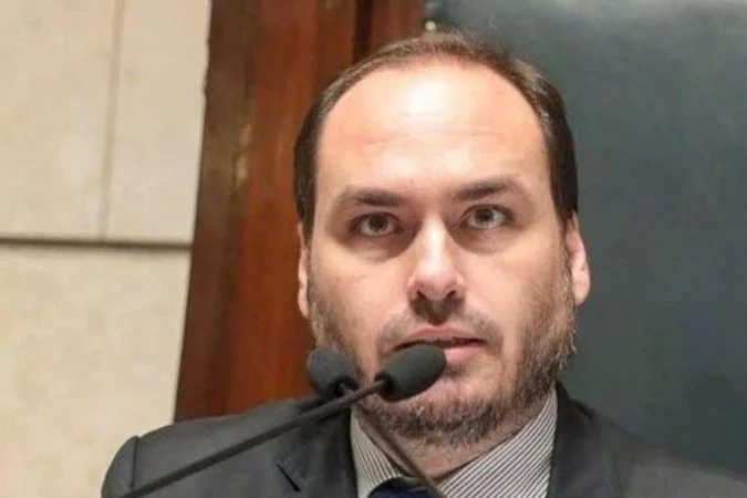 Carlos Bolsonaro alerta para piora na saúde do pai após cirurgia