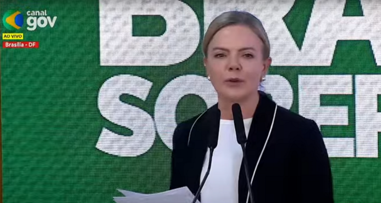 Gleisi Hoffmann afirma que EUA estão mentindo sobre o julgamento de Bolsonaro.