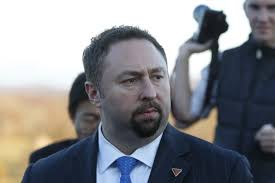 : Jason Miller, ex-conselheiro de Donald Trump, cita The Economist e afirma que Alexandre de Moraes está “em apuros” após contrato da esposa com o Banco Master