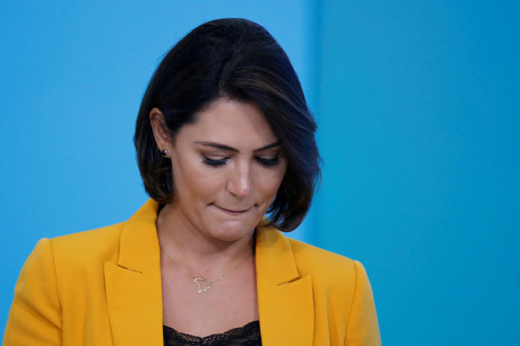 Michelle Bolsonaro afirmou que o ex-presidente está bem após crise de soluços e vômitos. Família descartou ida ao hospital