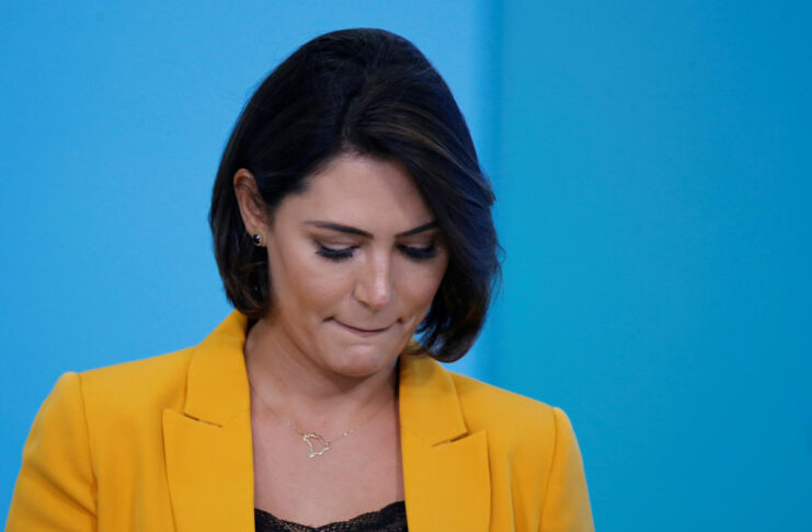 Michelle Bolsonaro afirmou que o ex-presidente está bem após crise de soluços e vômitos. Família descartou ida ao hospital