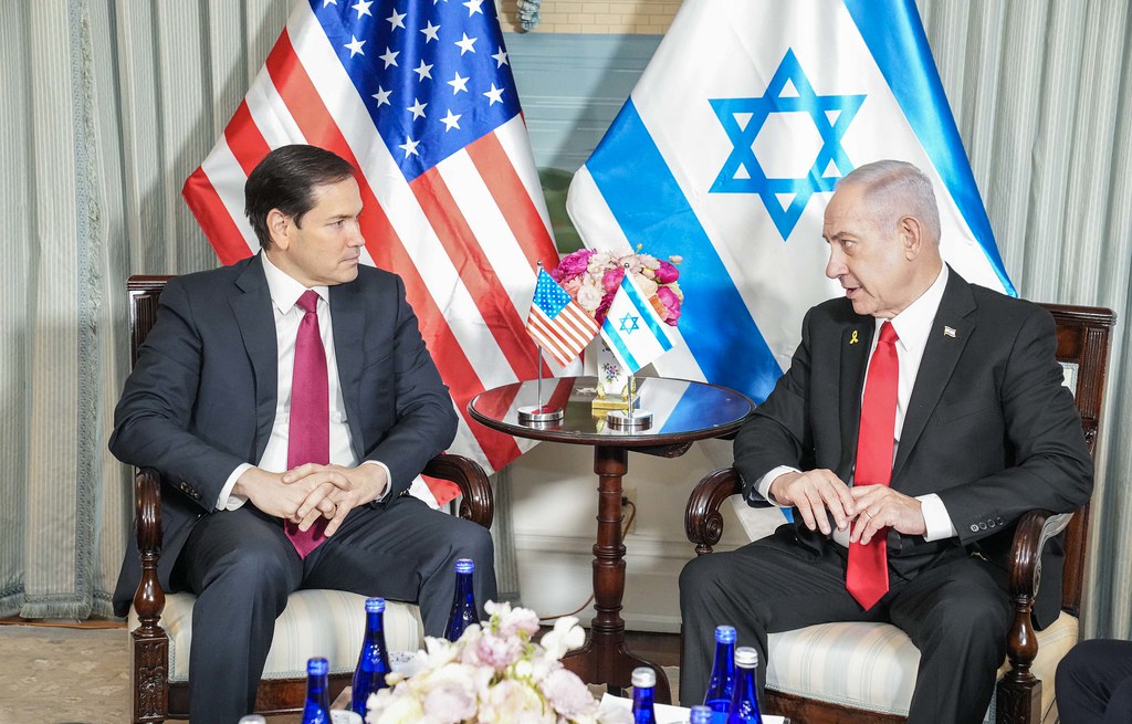 Marco Rubio (EUA) reafirma apoio total de Washington a Israel no aniversário dos ataques do Hamas, cita reféns americanos e defende plano de paz proposto por Donald Trump