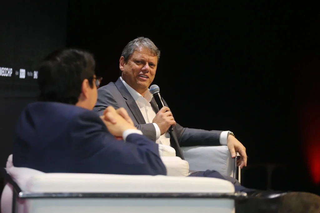 Tarcísio de Freitas chama PEC da Blindagem de “distorção” e diz que proposta motivou protestos; CCJ do Senado rejeita texto por unanimidade.