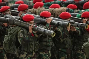 Em resposta ao EUA, Maduro convocou 4,5 milhões de militares e exibiu o arsenal de armas da Venezuela